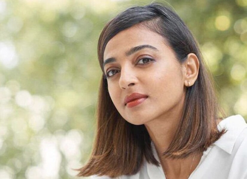 রাধিকা জানান, ঘন্টার পর ঘন্টা ধরে বিমানবন্দরে আটকে ছিলেন নায়িকা৷ খাবার-জল কিছুই ছিল না, এমনকি শৌচাগার পর্যন্তও দীর্ঘক্ষণ বন্ধ ছিল৷ ফ্লাইট দেরির কারণে তিনি এবং অন্যান্য যাত্রীরা অ্যারোব্রিজের ভিতরে লক হয়েছিলেন৷ তবে অভিনেত্রী এয়ারলাইন্সের নাম প্রকাশ করতে চাননি৷