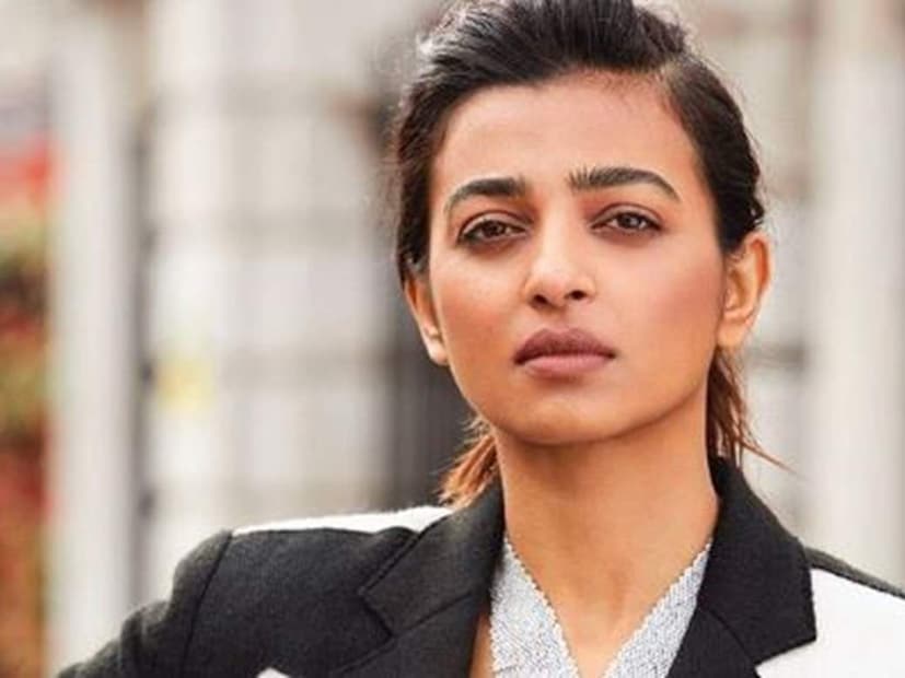 রাধিকা আরও জানান, আজ সকাল সাড়ে আটটায় আমার ফ্লাইট ছিল৷ ১০.৫০-এও ফ্লাইট ছাড়েনি৷  বিমানবন্দর থেকে বলা হয়েছে যে আমরা বোর্ডিং করছি এবং যাত্রীদের অ্যারোব্রিজে রেখেছি৷ লক করে দেওয়া হয়েছে৷ ছোট শিশু থেকে বৃদ্ধরা ভিতরে তালাবদ্ধ হয়ে রয়েছে৷ যেখানে জল নেই, টয়লেট নেই, এমন মজার ভ্রমণের জন্য সত্যিই ধন্যবাদ৷