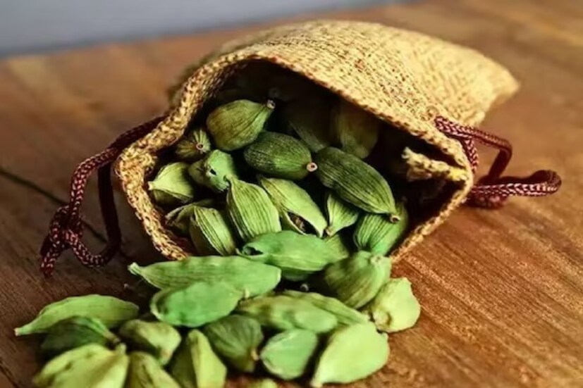 গ্যাস, অম্বল, পেট ফাঁপা-সহ বদহজমের সমস্যা নিয়ন্ত্রণ করে এলাচ৷ পাশাপাশি উৎসেচক ক্ষরণে সাহায্য করে। চর্বি এবং ক্যালোরি পোড়াতে সাহায্য করে, যার ফলে ওজন কমে যায়।