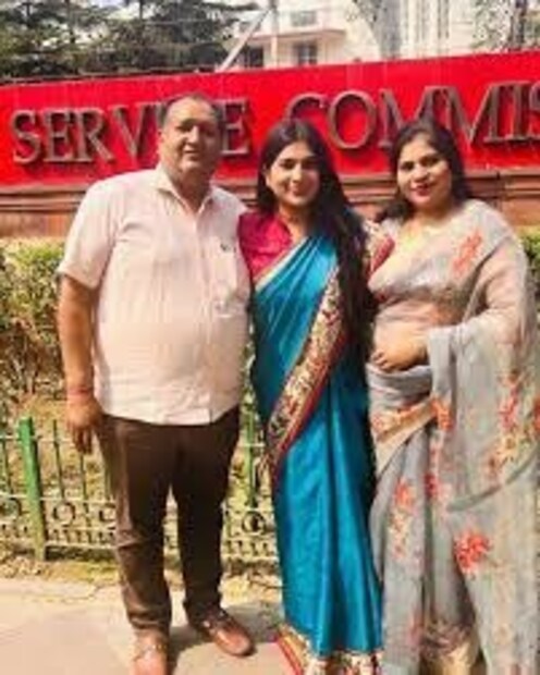 দিল্লির মেয়ে প্রিয়াঙ্কা পড়তেন কেশব মহাবিদ্যালয়ে। বিকম পাশ করার পর জীবনের পাখির চোখ করে নেন ইউপিএসসি সিভিল সার্ভিস। 