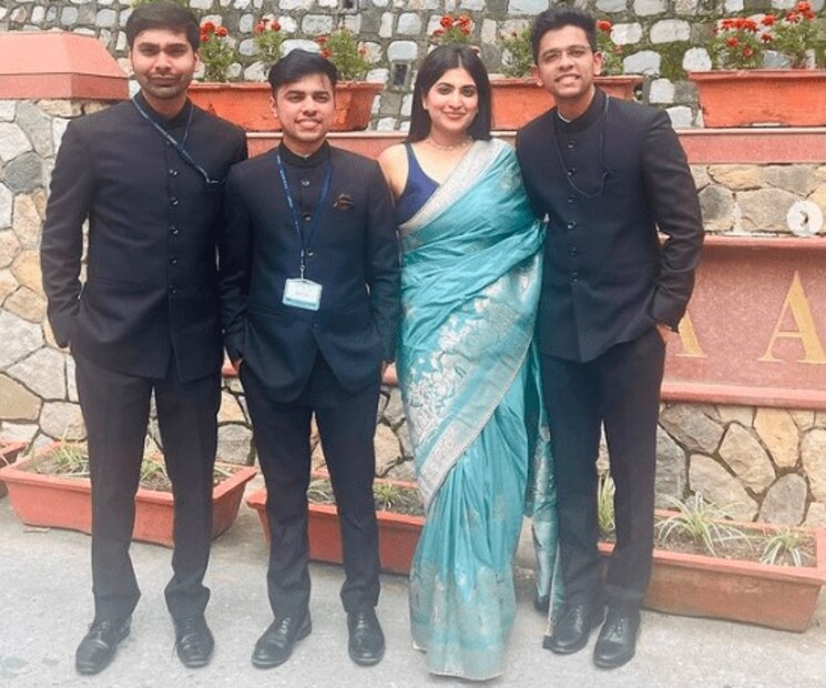 সোশ্যাল মিডিয়াতেও খুবই জনপ্রিয় এবং সক্রিয় এই আইএএস আধিকারিক। কাজের এবং ব্যক্তিগত জীবনের ছবি ও ঘটনা সেখানে শেয়ার করেন। ইনস্টাগ্রামে তাঁরল ফলোয়ার ১ লক্ষ ৪৬ হাজার।
