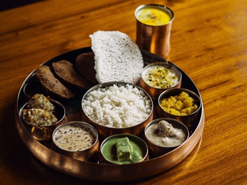 মন্দিরে যাঁরা যাবেন তাঁদের অধিকাংশই নিরামিষ খাবার খুঁজে থাকেন। অথচ অযোধ্যায় রাস্তার ধারের বিভিন্ন খাওয়ার দোকান ছাড়া খাঁটি নিরামিষ রেস্তরাঁর বেশ অভাব। তাই এই পরিকল্পনা। 