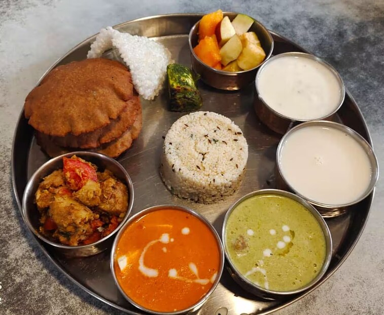 মাছ, মাংস, ডিম তো থাকবেই না। তাছাড়া, পেঁয়াজ-রসুনও ব্যবহার হবে না ওই হোটেল এবং রেস্তরাঁর তৈরি খাবারে।