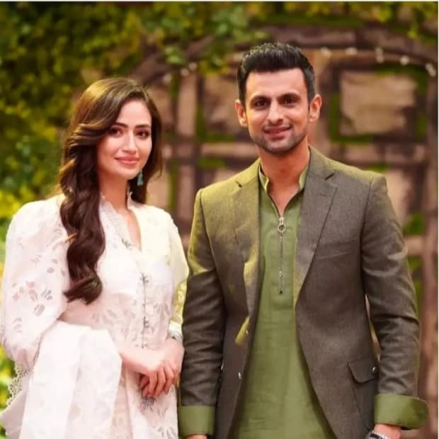 তবে রাতে ঘুমোতে যাওয়ার আগে অবশ্যই সব মেক আপ তুলে ত্বক ভাল করে পরিষ্কার করেন সানা৷ তার পর লাইট ফেস ক্লেঞ্জারে মুখ ধুয়ে ময়শ্চারাইজার লাগান৷ 