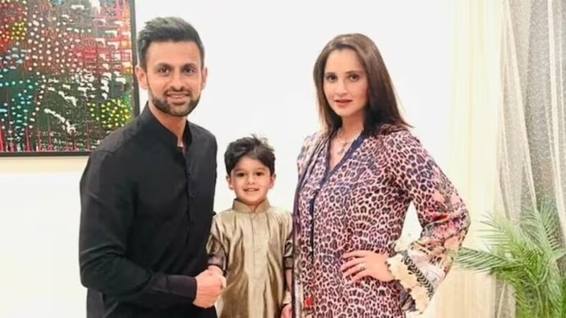 অন্যদিকে এই নিয়ে তৃতীয় বার বিয়ে করলেন শোয়েব মালিক। আয়েশা সিদ্দিকি, প্রাক্তন টেনিস তারকা সানিয়া মির্জার পর এ বার সানা জাভেদের সঙ্গে ঘর বাঁধলেন তিনি।
