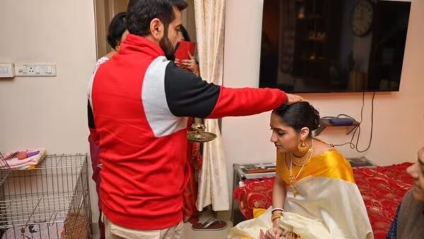 মোহর ও তাঁর হবু সন্তানকে আর্শীবাদ দিতে আসেন বুম্বাদা। প্রসেনজিৎ আসার পরে একসঙ্গে খাওয়া-দাওয়া সারেন তাঁরা।   