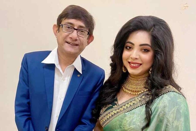 আবার ছোটপর্দায় ফিরছেন শ্রীময়ী। সান বাংলায়  ‘আকাশ-কুসুম'-এ দেখা যাবে শ্রীময়ীকে। এই মেগায় লিড রোলে থাকছেন কথা চক্রবর্তী এবং ম্রাট মুখোপাধ্যায়। সেই নতুন শুরুর কথাই ঘোষণা করলেন শ্রীময়ী। যা দেখে অনেকেই ভেবেছেন তিনি হয়তো কাঞ্চনকে বিয়ে করছেন। তবে এমনটা কিন্তু একেবারেই না।
