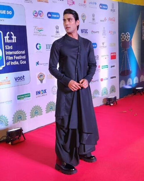এক সাক্ষাত্‍কারে এই ছবিতে অভিনয়ের অভিজ্ঞতা জানিয়েছিলেন প্রতীক। ছবিতে অভিনয়ের জন‍্য তিনি প্রতিদিন সকালে উঠে ধোবিঘাটে গিয়ে বসে থাকতেন। প্রতীক বলেন, প্রায় এক সপ্তাহ ধরে তিনি আসলেই ধোপার কাজ করেছেন। তিনি এখন খুব ভাল জামাকাপড় ধুতে পারেন বলে মত তাঁর। পাশাপাশি এই ছবির শ‍্যুটিংয়ের প্রস্তুতি নেওয়ার সময় আমির খান তাঁকে বিভিন্ন ভাবে সাহায‍্য করেন।