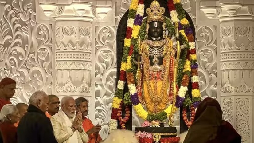 রাম মন্দিরের এক তলায় রয়েছে রামলালার বিগ্রহ। রামচন্দ্রের বাকি ভাই, পত্নী সীতাদেবী এবং ভক্ত হনুমানের মূর্তি রয়েছে মন্দিরের দোতলায়।