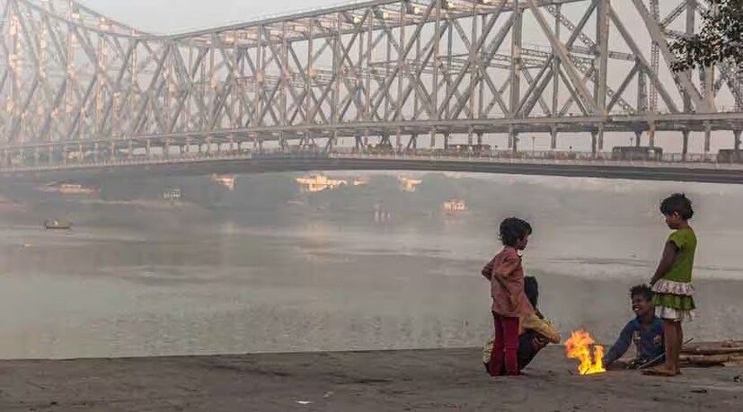 কলকাতার তুলনায় দক্ষিণবঙ্গের অন্যান্য জেলার তাপমাত্রা থাকবে আরও কম। সেখানেও আগামী কিছু দিনের পূর্বাভাস কুয়াশাচ্ছন্ন এবং মেঘলা আবহাওয়া।