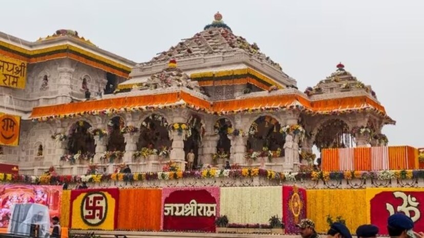 মির্জাপুর এবং রাজস্থানের ভরতপুরের পাহাড়ি অংশ থেকে আনা বেলেপাথরে তৈরি করা হয়েছে ত্রিতল এই মন্দির। 