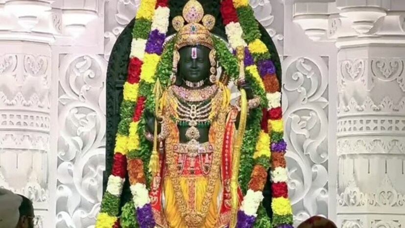 অলঙ্কার ও রত্নখচিতের মধ্যে ছিল তিলক, ধনুষ, তির, মুকুট এবং পঙ্খী, ছোট হার, পঞ্চলড়া, বিজয়হার, কোমরবন্ধ, বাজুবন্ধ, হাতের বালা, নূপুর, পায়ের বালা, মুদ্রিকা এবং পদ্মফুল।