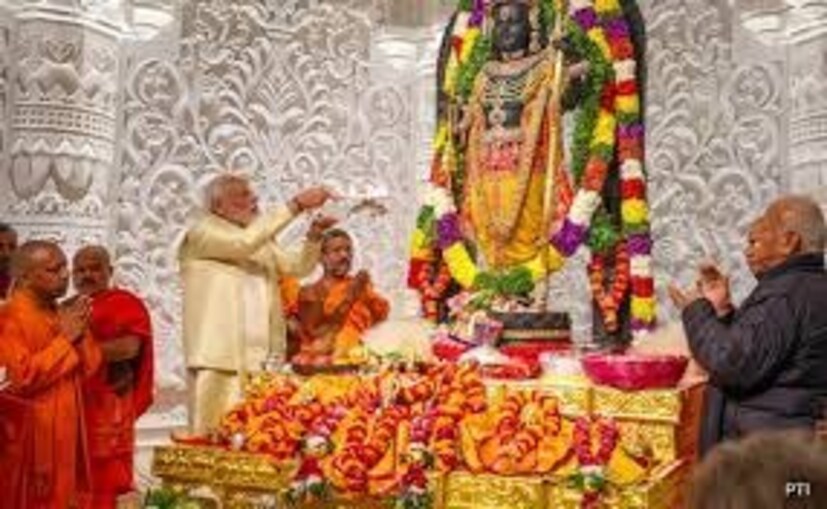 বিগ্রহের তিলক হিরে এবং চুনিখচিত। পায়ের অলঙ্কারেও বসানো হয়েছে চুনি। পাঁচ বছরের শিশুর আধারে মূর্তি বলে রামলালার সামনে ছিল রুপোর তৈরি বাচ্চাদের খেলনা। 