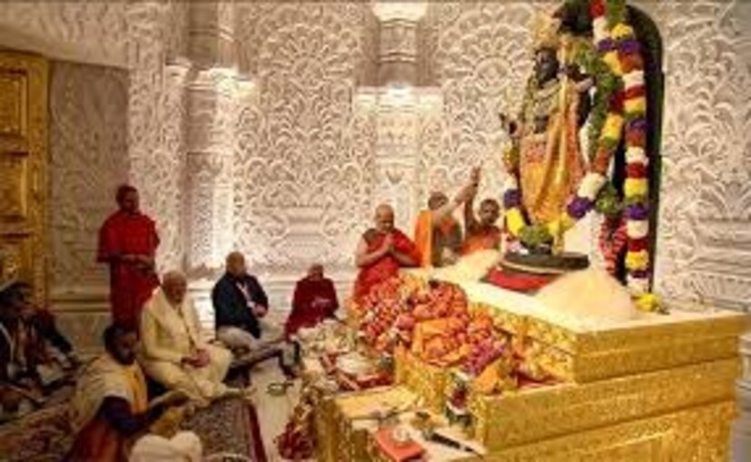 বিগ্রহের বৈজয়ন্তী বা বিজয়মাল্যে খোদিত হিরে, পান্না। অলঙ্কারে আছে কৌস্তভ মণিও। হাতের আঙটিতে বসানো মুক্তো। বাঁ হাতে সোনার ধনুকে মুক্তো, চুনি, পান্না। ডান হাতে সোনার তির।