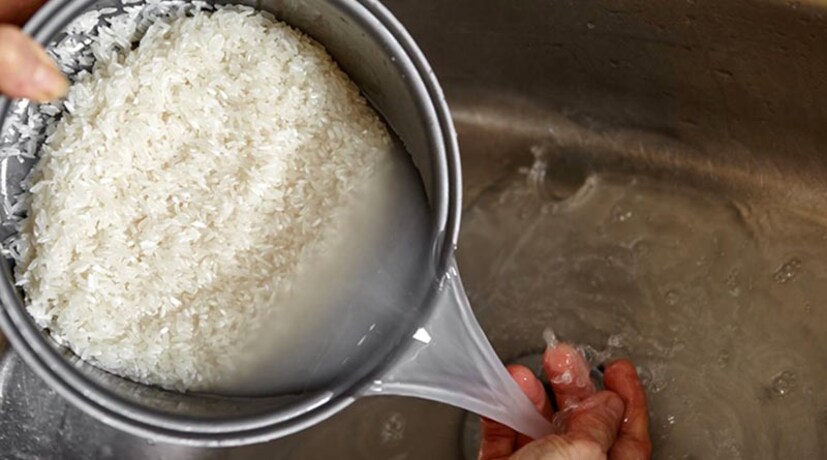 বলা হয়ে থাকে যে কোরিয়ান মেয়েরা ভাতের ফ‍্যান ব্যবহার করে। ভাতের ফ‍্যান দিয়ে মুখ ধুলে ত্বক হাইড্রেট থাকে এবং উজ্জ্বল হয়। ভাতের ফ‍্যান দিয়ে মুখ ধুলে কী কী উপকার পাওয়া যাবে জেনে নিন। 