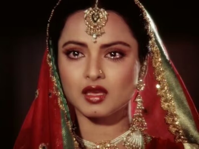 বলিউডে অমিতাভ-রেখার পাশাপাশি ধর্মেন্দ্র-রেখার পর্দার জুটিও বেশ হিট। বেশ কিছু ভাল ছবি দর্শকদের উপহার দিয়েছে এই জুটি। ‘কর্তব‍্য’ ছবিতে ১৯ বছরের ছোট রেখার সঙ্গে ধর্মেন্দ্র রোম‍্যান্স নিয়ে হয়েছিল জোর চর্চা। ছবিতে বেশ কিছু বোল্ড দৃশ‍্যেও অভিনয় করেছিলেন ধর্মেন্দ্র-রেখা। 