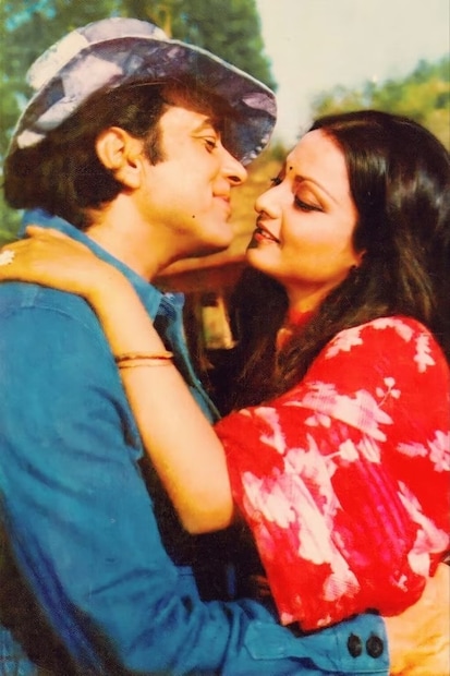 হেমা মালিনি এবং রেখা বহুদিনের বান্ধবী। তাঁদের সম্পর্কের কারণে ধর্মেন্দ্রর সঙ্গেও রেখার পর্দার বাইরেও বেশ ভাল সম্পর্ক ছিল। যদিও মিডিয়া রিপোর্টস থেকে জানা গিয়েছে, একটি ছবি থেকে একবার রেখাকে বাদ দেওয়ার কথা পরিচালককে নিজেই বলেন ধর্মেন্দ্র?