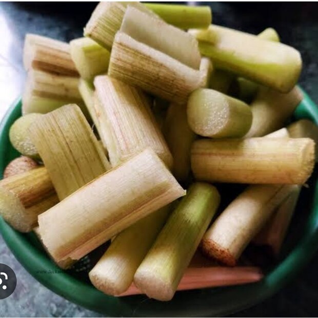 বাঙালির কচু শাক, কচু নিয়ে নানা ধরনের রান্নার পদের গল্প রয়েছে। তবে কচু শাক বিশেষ করে গর্ভবতী মহিলাদের ক্ষেত্রে অসম্ভব উপকারী।কারণ,কচুর সাথে প্রচন্ড পরিমাণে আয়রন থাকার ফলে গর্ভবতী মহিলাদের এটি খুব উপকারে লাগে।