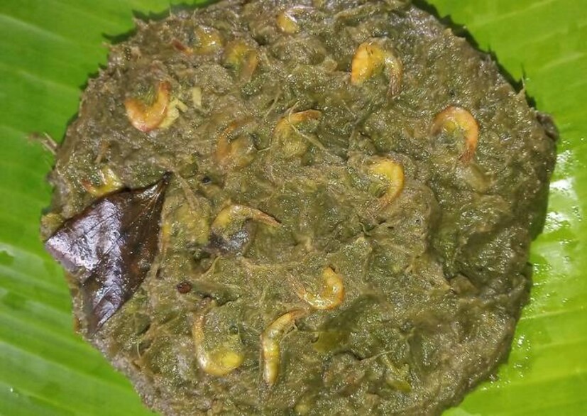 কচুতে প্রচুর পরিমাণে ভিটামিন এ, বি , সি ক্যালসিয়াম ও লৌহ রয়েছে। কচু শাক নিয়মিত খেলে শরীরে রক্তশূন্যতা দূর হয়। কচু শাক খুব অল্প দামের হওয়ার ফলে গর্ভবতী মহিলারা যদি এই শাক খায়, তাহলে তাদের শরীরে ভিটামিন এবং আয়রনের চাহিদা সহজে পূরণ হয়।