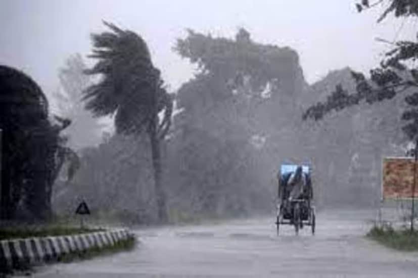 আজ, মঙ্গলবার দক্ষিণবঙ্গের নদিয়া, পূর্ব বর্ধমান এবং দুই ২৪ পরগনায় হালকা বৃষ্টিপাত হতে পারে। উত্তরবঙ্গের দার্জিলিং, কালিম্পঙেও হতে পারে বৃষ্টি। 
