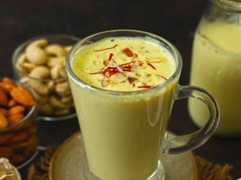 জাফরান খেলে ত্বক ও চুলের জন্যও উপকারী। জাফরানে উপস্থিত দুটি প্রধান ক্যারোটিনয়েড, ক্রোসিন এবং ক্রোসেটিন, টিউমার প্রতিরোধী প্রভাব রয়েছে। এটি খেলে কোলোরেক্টাল ক্যানসার, প্রোস্টেট ক্যানসার এবং স্কিন ক্যানসারের কোষের বৃদ্ধি রোধ করে, যা এই বিপজ্জনক রোগ হওয়ার ঝুঁকি কমাতে পারে।