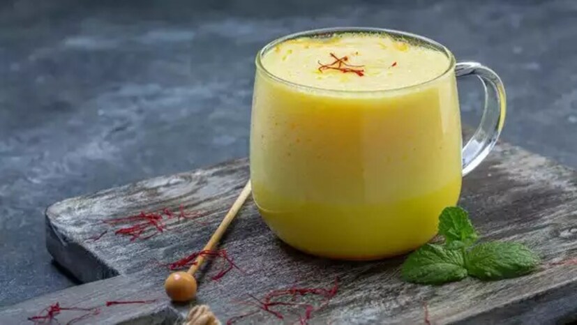 ঘুম না আসলে জাফরান দুধ পান করুন। জাফরান ব্যবহারে বিষণ্নতা এবং মানসিক চাপের মতো সমস্যা প্রতিরোধ করা যায়। জাফরানে উপস্থিত ক্রোসেটিন উপাদান ঘুমের উন্নতি ঘটায়, যার ফলে রাতে ভাল ঘুম হয়।
