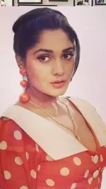মাত্র ২১ বছর বয়সে বলিউডে পা রাখেন অনু আগরওয়াল৷ প্রথম ছবি সুপারহিট। অনু আগরওয়াল, রাহুল রয় অভিনীত আশিকির গান তখন সকলের মুখে মুখে। 