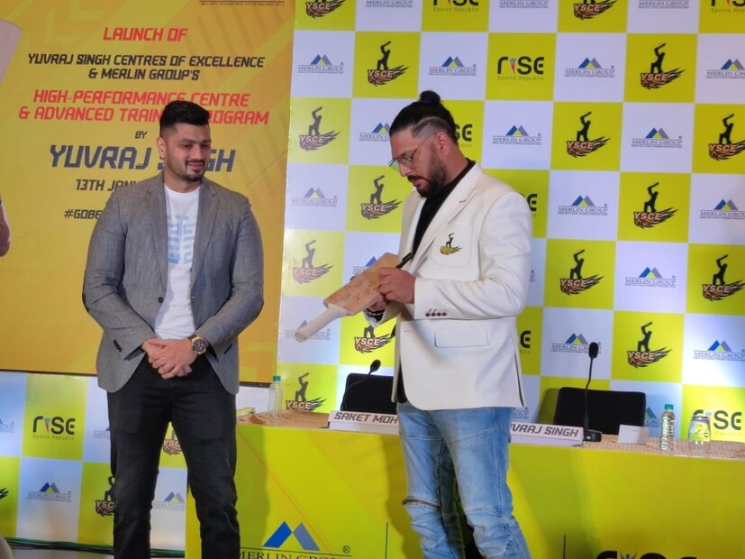 কলকাতার রাজারহাটের মার্লিন রাইজ স্পোর্টস রিপাবলিকের ক্রিকেট উৎসাহীদের জন্য সেন্টার অফ এক্সিলেন্স এবং &quot;হাই-পারফরম্যান্স সেন্টার&quot; -এর আনুষ্ঠানিক উদ্বোধন করেন যুবরাজ সিং।