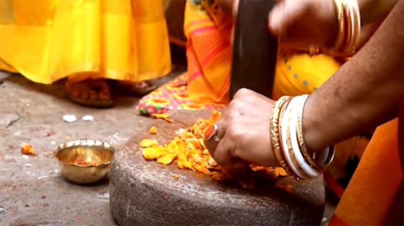 হলুদ ত্বকের জন্য খুব ভাল। ত্বকের মরা কোষ সরিয়ে ত্বক ঝলমলে করে তোলে। হলুদ ত্বকের ঔজ্জ্বল্য বাড়ায়। ত্বকের যে কোনও সমস্যাকে ঢেকে রাখতে পারে। ভারতীয় রূপচর্চায় প্রাকৃতিক উপাদানের অন্যতম ছিল এই হলুদ। হলুদের অ্যান্টিব্যাকটিরিয়াল ক্ষমতা যে কোনও ত্বকের জন্যই উপকারী। চড়া মেক আপেও ত্বকের ক্ষতি করতে দেয় না হলুদ। তাই বিয়ের চড়া মেক-আপের আগে হলুদ মেখে রাখলে, ত্বকে মেক-আপের কারণে ক্ষতি হয় না। বিয়ের আসরে ত্বক উজ্জ্বল-ও দেখায়। 