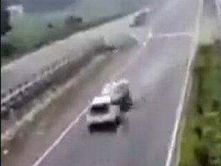 দুর্ঘটনার মুহূর্তের ছবি৷ 