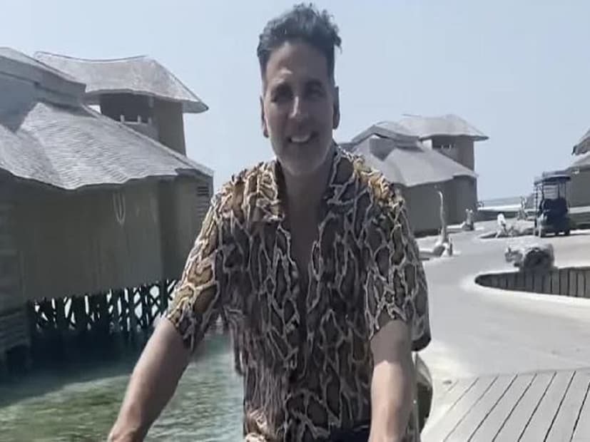 এরপর থেকেই বিদেশি দ্বীপ নয়, ভারতের অংশ লাক্ষাদ্বীপকেই পর্যটন কেন্দ্র হিসেবে এগিয়ে রাখছেন বহু বলিউড নায়ক-নায়িকারা৷  লাক্ষাদ্বীপের প্রচারেও নেমেছেন তাঁরা৷ সোশ্যাল মিডিয়ায় লাক্ষাদ্বীপ ঘুরতে যাওয়ার প্রচার করছেন অনেকেই৷ 