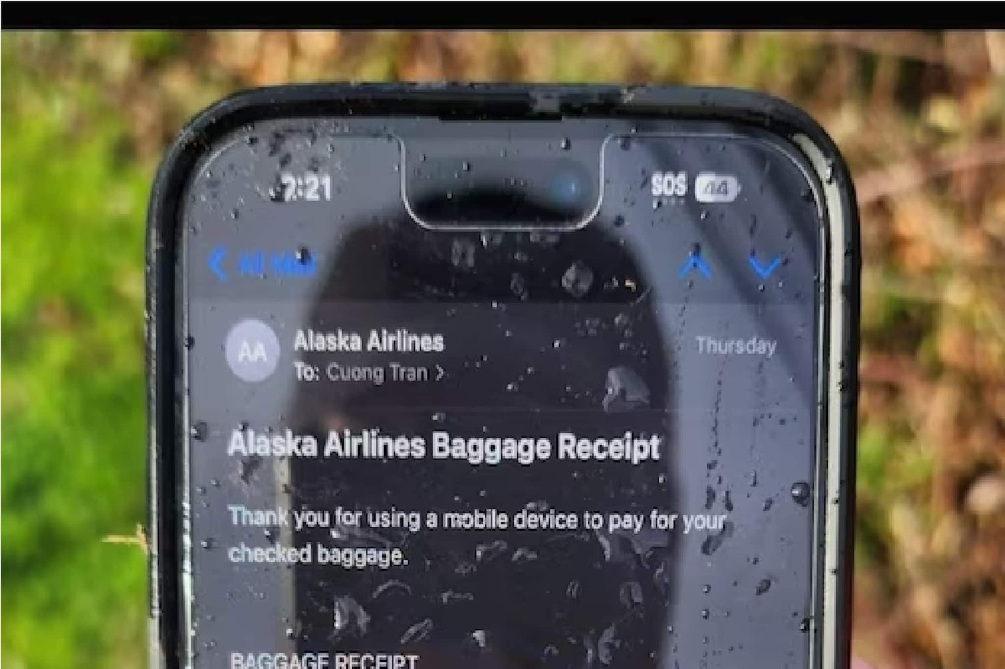 এ যেন ‘পাঠান’ সিনেমার শাহরুখ খান, ১৬ হাজার ফুট ওপর থেকে ধাঁই করে পড়ে গেল আইফোন