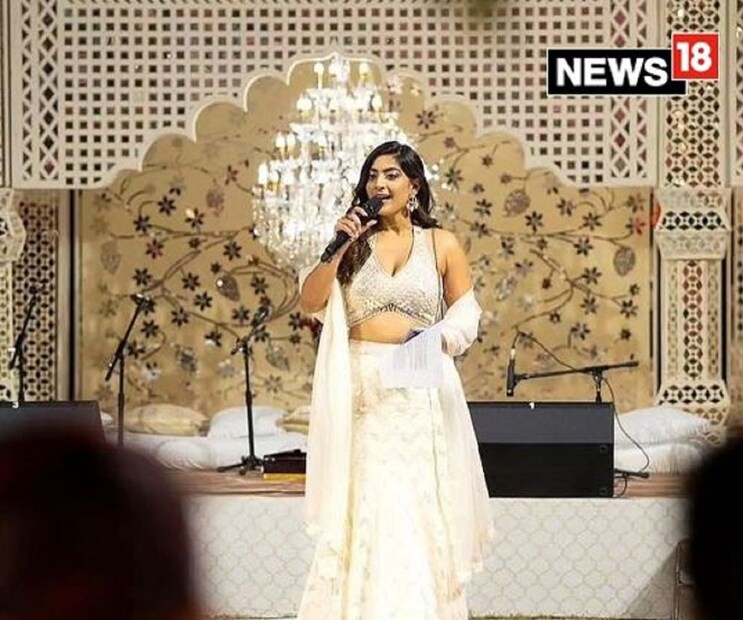 তাঁর প্রথমপক্ষের মেয়ে ইরা৷ বাবার মতো ইরা ফিল্মের সঙ্গে যুক্ত নন৷ আগের পক্ষের একটি ছেলেও রয়েছে আমিরের৷ দ্বিতীয় পক্ষের স্ত্রী কিরণ রাও এবং তাঁর ছেলে আজাদ গান গাইলেন বিয়েতে৷ বিশেষ করে তাঁর ছেলে আজাদ এই গান গাইলেন দিদি ইরার জন্য৷ 