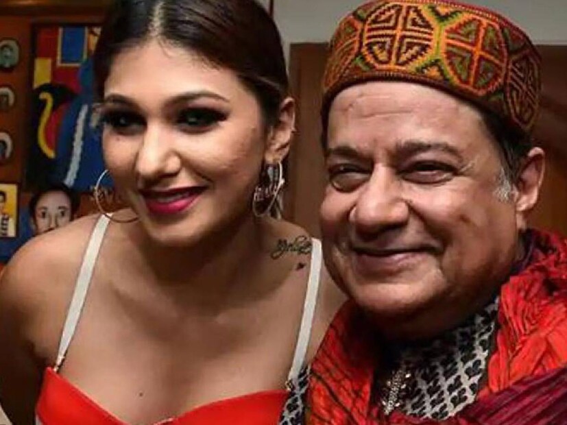 Roop Kumar Love Story: প্রসঙ্গত জালোটার সঙ্গে বিয়ের সময়ে কিন্তু সোনালীর বাবা-মা এই বিয়েতে সম্মতি দেননি। সোনালী তখনও সঙ্গীতের ছাত্রী, যখন তিনি প্রথমবার বিয়ে করেন। ওদিকে অনুপও আরও একাধিক বার বিয়ে করেছেন।