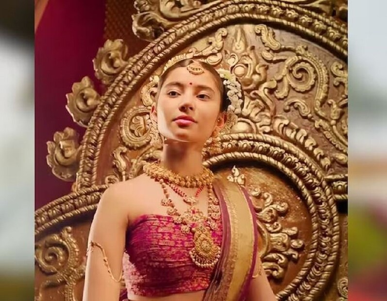 ২০২১-এ সারা অর্জুন মণি রত্নমের পোন্নিয়ান সেলভানে অভিনয় করনে৷ এটাই ছিল তাঁর প্রথম বড় ব্রেক৷ ফিল্মের পার্ট ১-এ তাঁর একটি ছোট ভূমিকা ছিল৷ কিন্তু পার্ট ২তে তাঁর ভূমিকা ছিল বড়। ছবিটি খুব হিট হয় এবং সারার জনপ্রিয়তাও বাড়ে৷