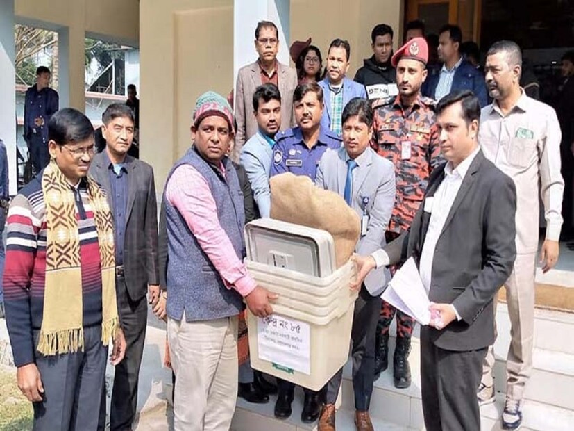 ২০১৮ সালের নির্বাচনে আওয়ামী লিগের মোট সদস্য ছিলেন ৩০৫ জন। এর মধ্যে ২৫৮জন সরাসরি নির্বাচনে জিতে এসেছিলেন। সব মিলিয়ে, ২০১৮-র নির্বাচনে বিরোধীদের তরফে সংসদ সদস্য হন মাত্র ৪৫ জন। এদের মধ্যে ২৭ জনই জাতীয় পার্টি (এরশাদ)-র। ওই নির্বাচনে আওয়ামী লিগ ও বাংলাদেশ জাতীয়তাবাদী দলের (বিএনপি) নেতৃত্বে গঠিত মহাজোট ও জাতীয় ঐক্যফ্রন্ট জোট সহ বাংলাদেশের মোট ৩৯টি দল অংশগ্রহণ করে।