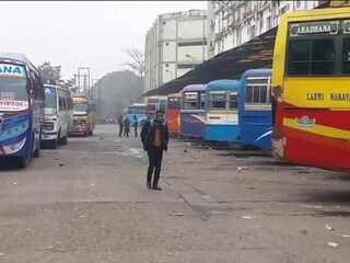 বাস ধর্মঘটের জেরে সোমবার সকাল থেকেই ভোগান্তির শিকার যাত্রীরা