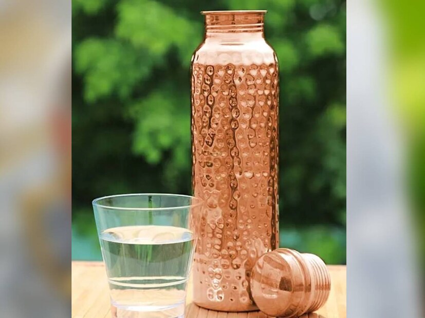Benefits of Copper Water: ১০. এর অ্যান্টিমাইক্রোবিয়াল বৈশিষ্ট্যের কারণে এটি সংক্রমণের বিরুদ্ধে লড়াই করে। এবার আপনিই সিদ্ধান্ত নিন, আজ থেকে কীভাবে জল খাবেন।
