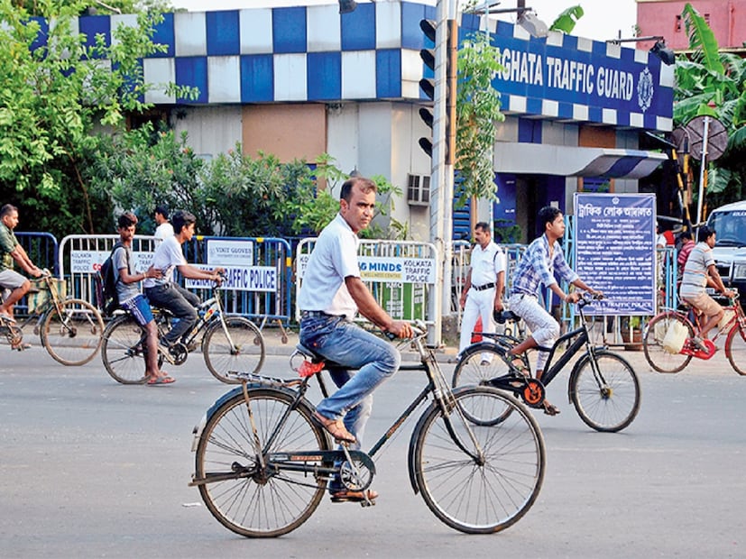শরীরের দিকে খেয়াল রাখলে সাইকেল চালানো সত্যিই উপকারী। ওজন কমাতে হলে সাইক্লিং করার পরামর্শ অনেকেই দিয়ে থাকে। পাশাপাশি নিয়মিত সাইকেল চালানোর ফলে পায়ের পেশী শক্তি হয়। 