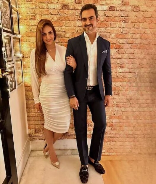 'ড্রিম গার্ল' হেমা মালিনী এবং ধর্মেন্দ্রের মেয়ে এশা দেওল তাঁর ছোটবেলার বন্ধু ভারত তখতানিকে বিয়ে করেছেন। হেমা মালিনীর জামাই ভারত তখতানি হীরা ব্যবসায়ী। 