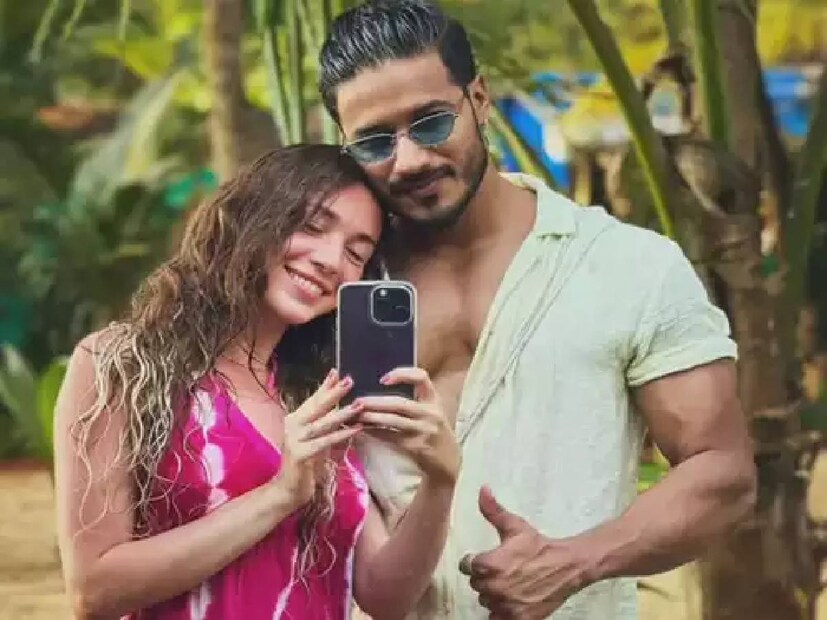 সাদা জামা ও হেয়ার ব্যান্ডে বড়ই আদুরে একরত্তি। চারদিকে হইহই পড়ে গেল, তবে কি বিয়ের আগেই সন্তানের আগমন হয়েছে যুগলের পরিবারে?