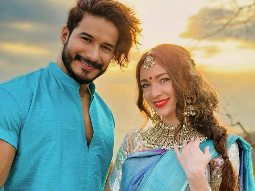 প্রশ্নের ঝড়ের মাঝেই উত্তর দিলেন খোদ চিন্তামণি। তিনি হেসে মন্তব্য করলেন, ‘আমার বন্ধুর সন্তান। আমার নয়।’