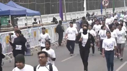 কলকাতায় ম্যারাথনে বড় দুর্ঘটনা! তোড়ন ভেঙে মাথায় আঘাত অতিরিক্ত পুলিশ কমিশনারের কলকাতায় ম্যারাথনে বড় দুর্ঘটনা! তোড়ন ভেঙে মাথায় আঘাত অতিরিক্ত পুলিশ কমিশনারের