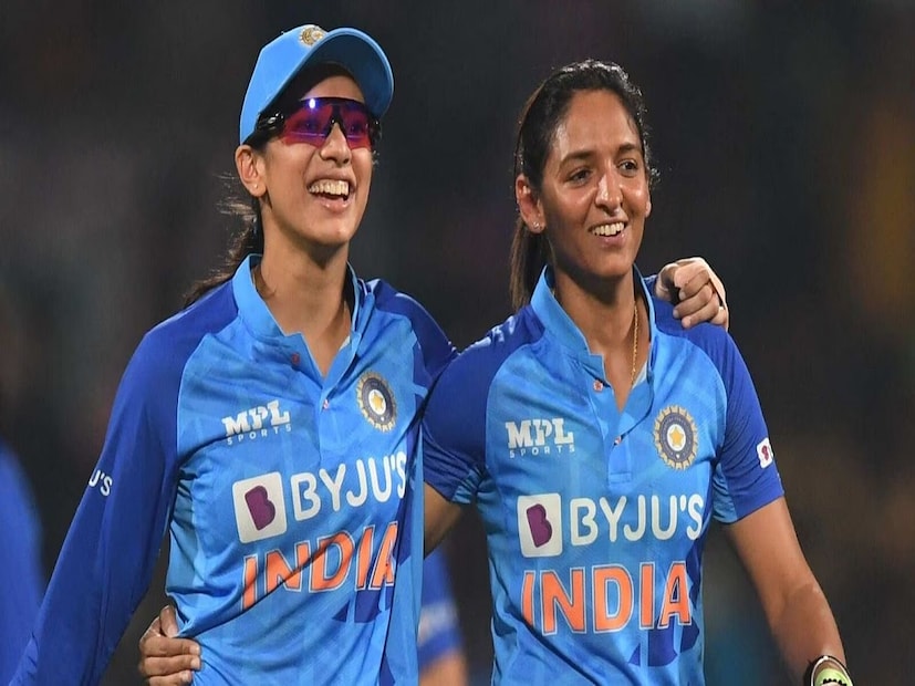 এদিকে জয়ের জন্য ১৪২ রান দরকার এই টার্গেট তাড়া করতে নেমে ভারতীয় মেয়েরা মাত্র এক উইকেট খুইয়েই জয়ের লক্ষ্যে পৌঁছে যায়৷ ১৭.৪ ওভারেই ম্যাচ পকেটে পুরে নেন হরমনপ্রীত, স্মৃতিরা৷ এদিন হরমনপ্রীত ৪৪ বলে ৬৪ রান করে অপরাজিত থাকেন৷ অন্যদিকে স্মৃতিও হাফ সেঞ্চুরি করে নেন৷ তিনি ৫২ বলে ৫৪ করে আউট হন৷ Photo- File