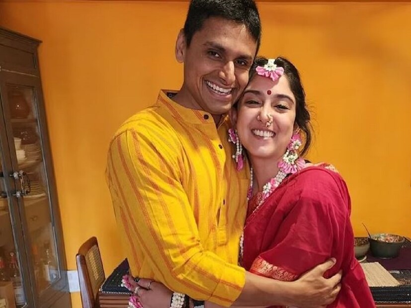 সদ্য বিয়ে হল আমির কন্যা ইরা খানের৷ ইরার স্বামী নুপূর শিখারে একজন সেলিব্রিটি ফিটনেস কোচ৷ আমির খান এবং তাঁর প্রথম স্ত্রী রীনা দত্তের সন্তান ইরা৷ রীনা সঙ্গে বিবাহবিচ্ছেদের পর আমির আবার বিয়ে করেন কিরণ রাওকে৷ গোটা পরিবারই উপস্থিত ছিল এই বিয়েতে৷ 