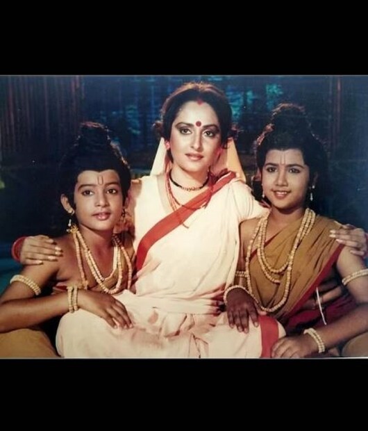 এটি জয়া প্রদার কর্মজীবনকেও প্রভাবিত করে। সারা জীবনে তিনি মা হতে পারেননি। বোনের ছেলেকে দত্তক নিয়ে মা হওয়ার ইচ্ছা পূরণ করেন তিনি।