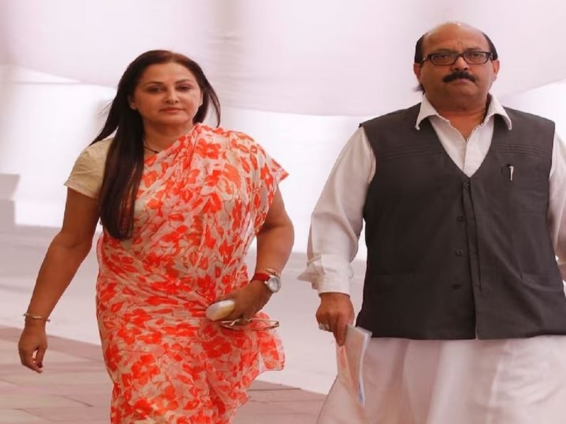 জয়া আর অমর সিংয়ের সঙ্গে বন্ধুত্বর কথা সকলের জানা৷ অমরের জন্য তিনি সমাজবাদী পার্টিতে যোগ দেন। চিরকাল অমর সিংকে রাখি পরিয়েছিলেন। তা সত্ত্বেও তাঁদের সম্পর্ক নিয়ে গুঞ্জন চলে। ২০১৪ সালের লোকসভা নির্বাচনে বিজনৌর আসন থেকে রাষ্ট্রীয় লোকদল থেকে প্রতিদ্বন্দ্বিতা করেছিলেন, কিন্তু হেরেছিলেন।