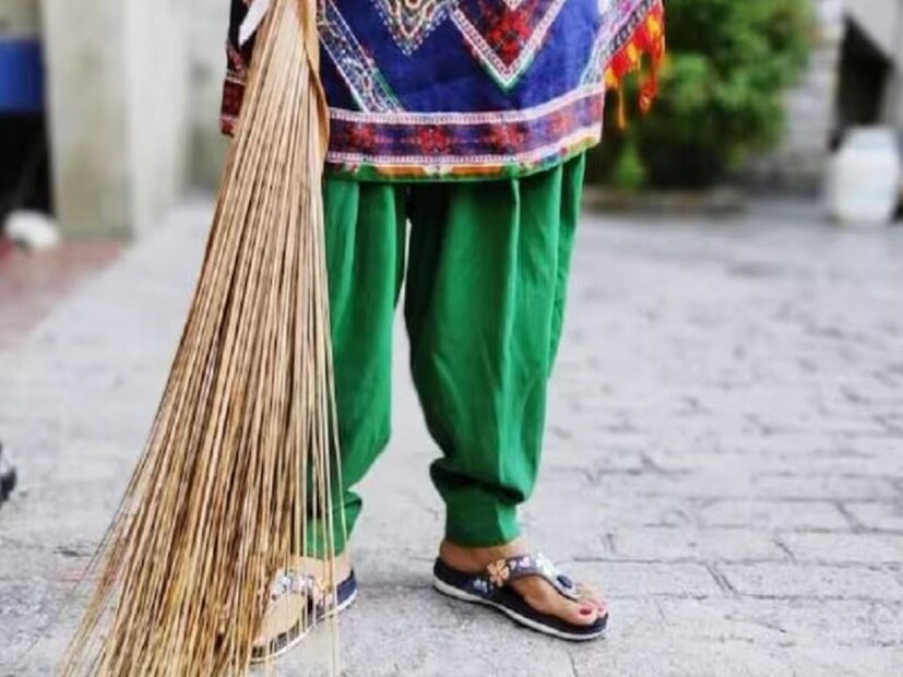 ৩. ঝাড়ুঝাড়ু কখনই পা স্পর্শ করা উচিত নয়। ঝাড়ু দারিদ্র দূর করে, এতে দেবী লক্ষ্মী থাকেন বলে মনে করা হয়। যে কারণ ধনতেরসে ঝাড়ু কেনার পরামর্শ দেওয়া হয়৷