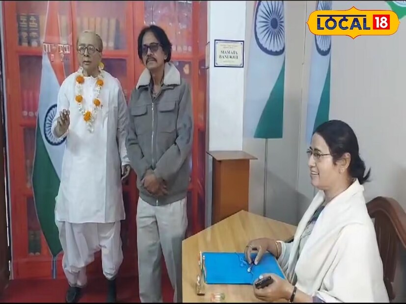 ২০০৩ সালে এই মূর্তিটি বানিয়েছিলেন আসানসোলের ভাস্কর্য শিল্পী সুশান্ত রায়।