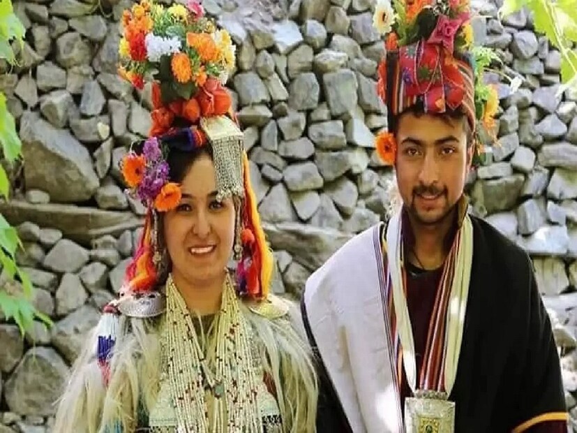 ভারতে এমন একটি অজানা এবং অবাক করা গ্রাম রয়েছে, যার কাহিনী শুনলে রীতিমতো চমকে যেতে হয়। কারণ এই গ্রামে বিদেশ থেকে মহিলারা আসেন এখানকার পুরুষদের সঙ্গে সহবাস করতে। সহবাস করে তারা যখন গর্ভবতী হন, তখন তারা আবার ফিরে যান নিজেদের দেশে।
